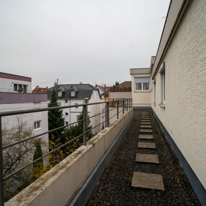 Balkon zur Süd-West Seite, mit Bodenplatten