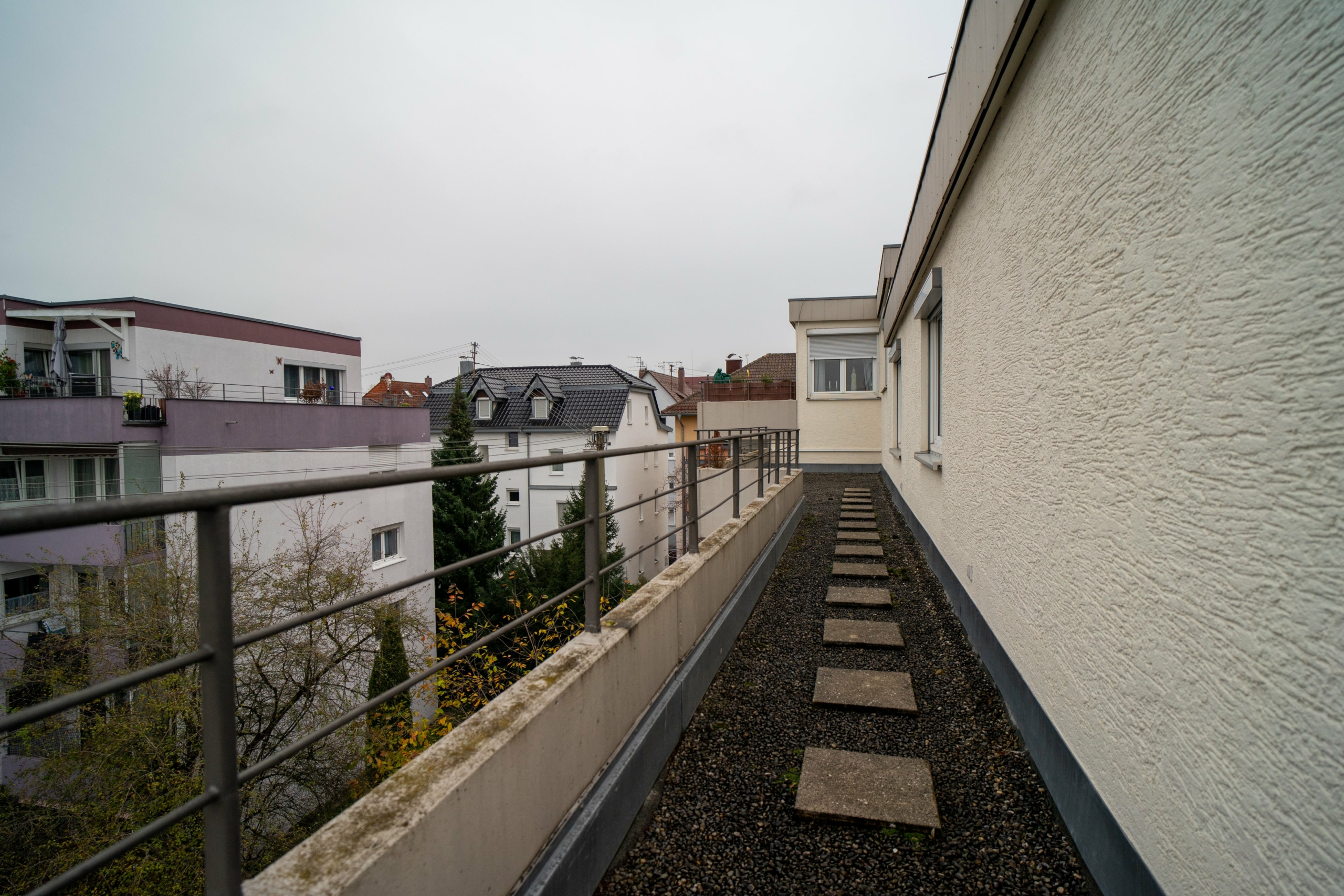 Balkon zur Süd-West Seite, mit Bodenplatten