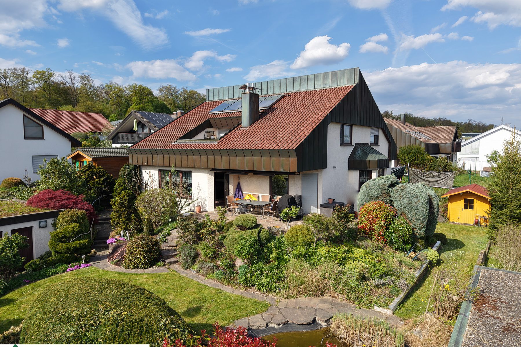 Gartenseitige Ansicht eines Wohnhauses mit Terrasse und liebevoll angelegtem Garten in Albershausen - Immobilienfoto von Makler Göppingen