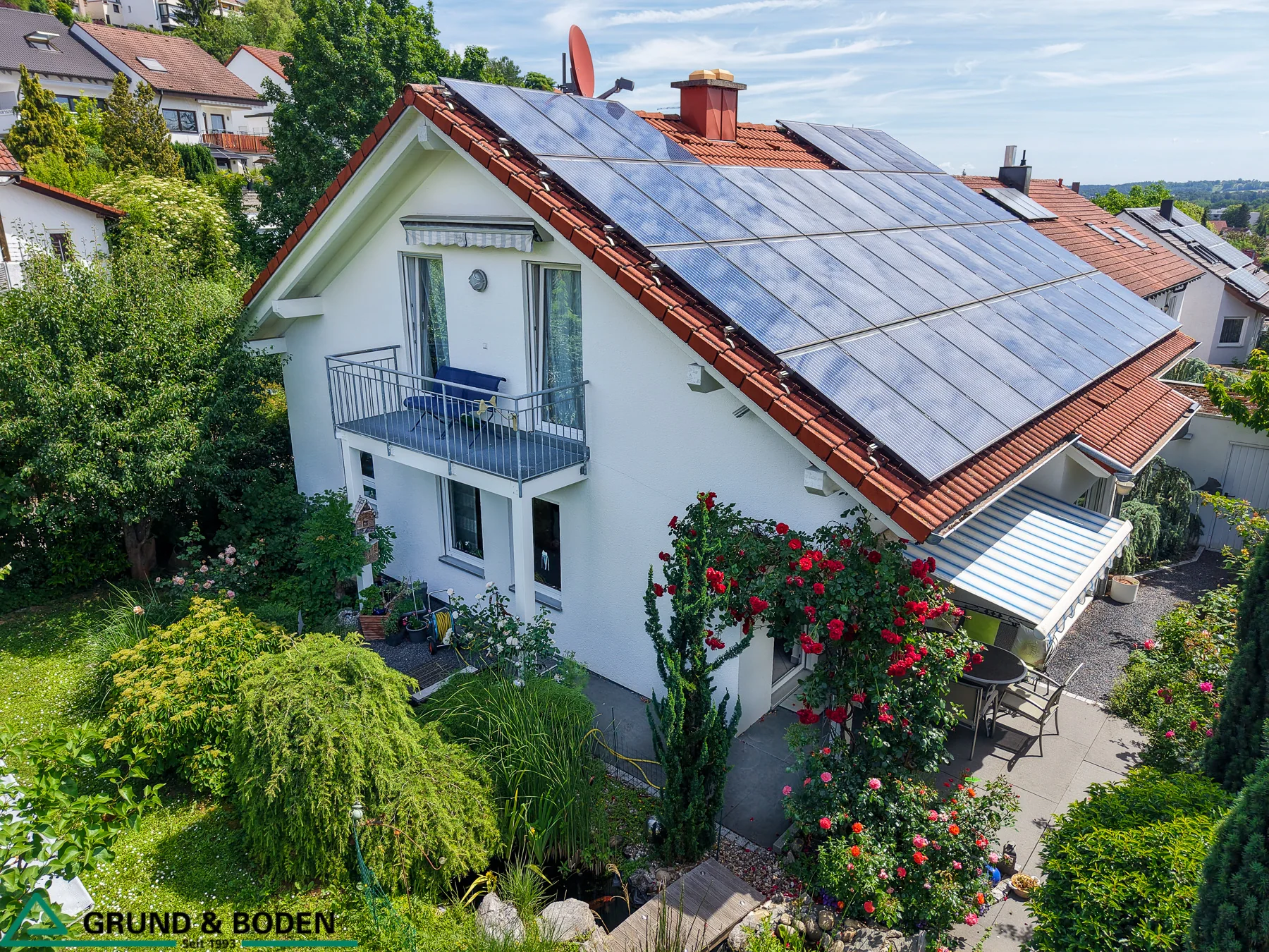 Luftbild des Dachs mit Solaranlage