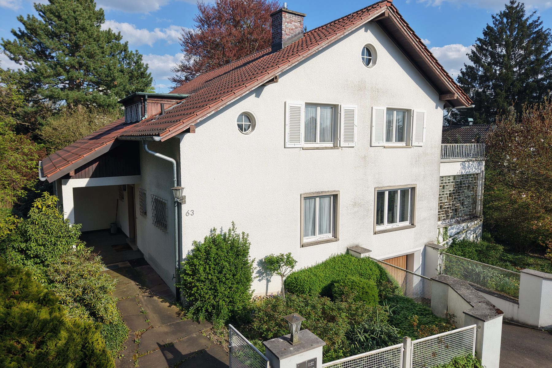 Luftaufnahme der Hausansicht mit Eingangsbereich und Grundstück - Immobilienfoto von Makler Göppingen